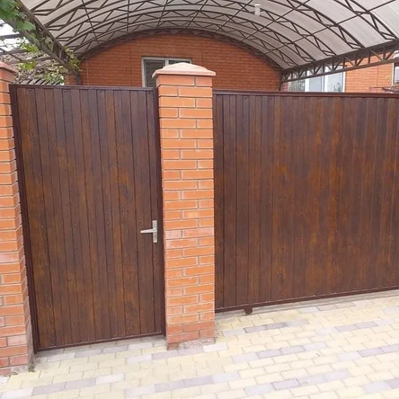 Забор профнастил под дерево